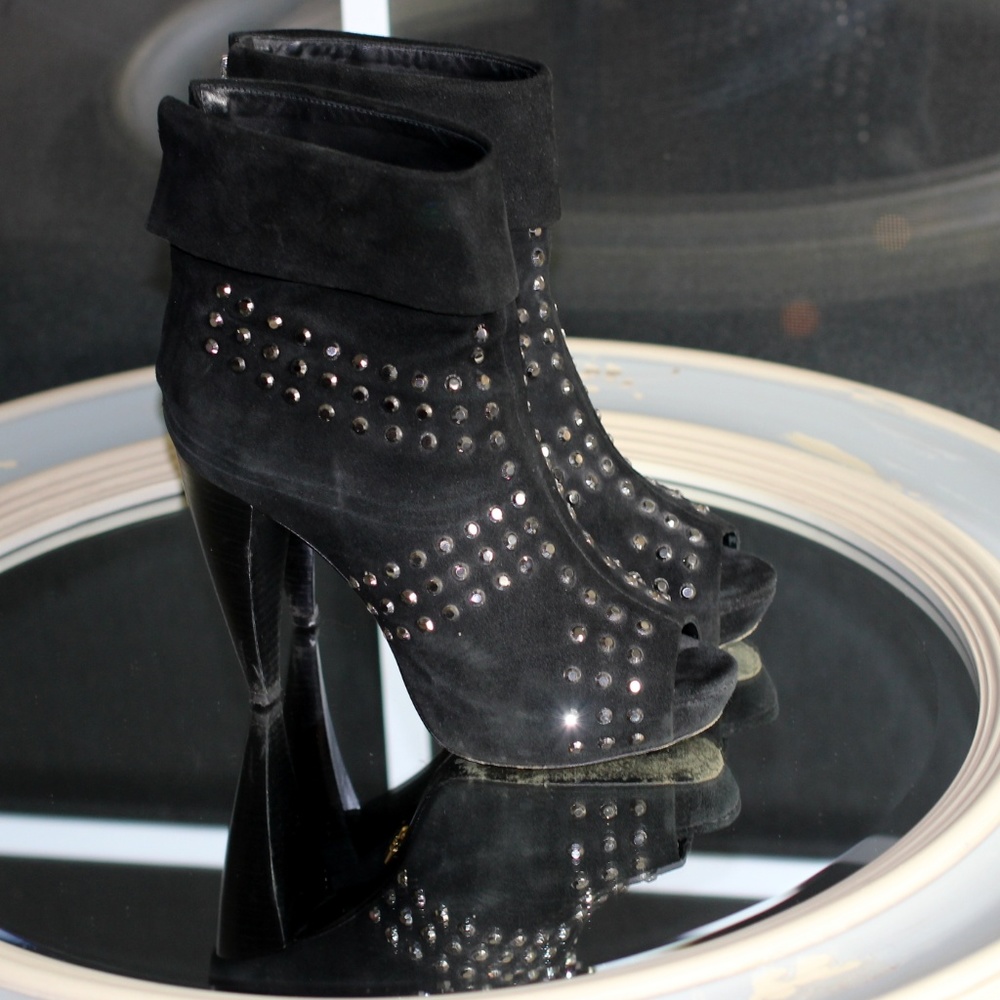 Pour La Victoire Sexy, Stunning, Studded Panthea